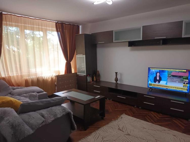 Apartament cu 4 camere semidecomandat, mobilat în Punctele Cardinale