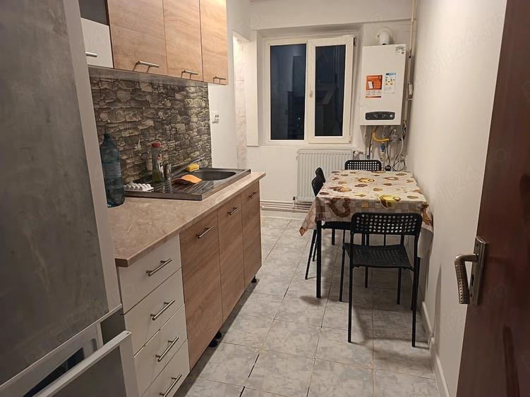 Apartament cu 3 camere decomandat în Patria
