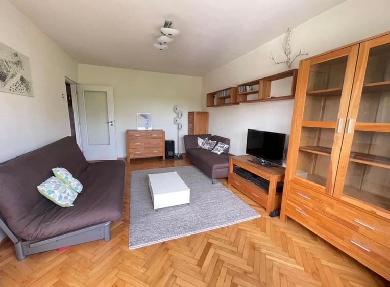 Apartament cu 3 camere decomandat, mobilat în Intim