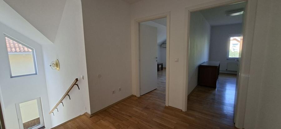 Casă individuală cu 4 camere cu Canalizare în Dumbrăvița
