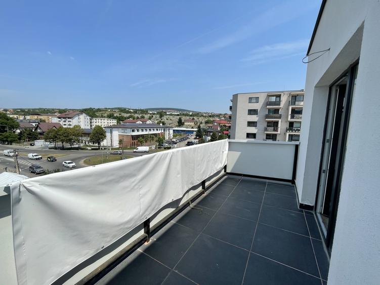 Apartament cu 4 camere decomandat în Dâmbul Rotund