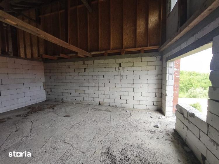 Casă cu 8 camere cu Teren 4400 Mp în Central