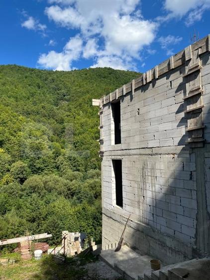 Casă individuală cu 6 camere cu Teren 1000 Mp în Valea Ierii