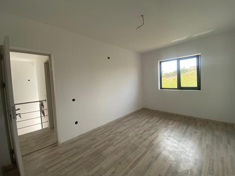 Casă cu 4 camere cu Canalizare în Valea Lupului
