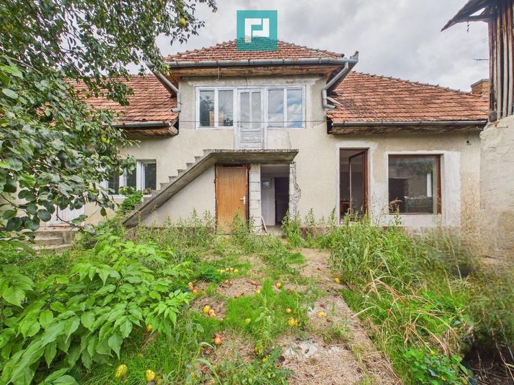 Casă individuală cu 8 camere cu Canalizare în Buteni