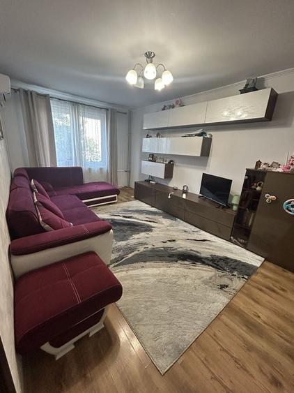 Apartament cu 3 camere semidecomandat în Rahova