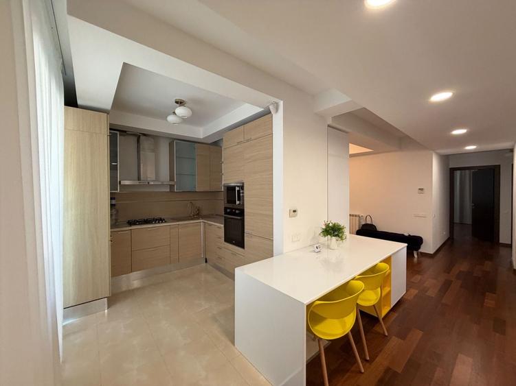 Apartament cu 4 camere în Herăstrău