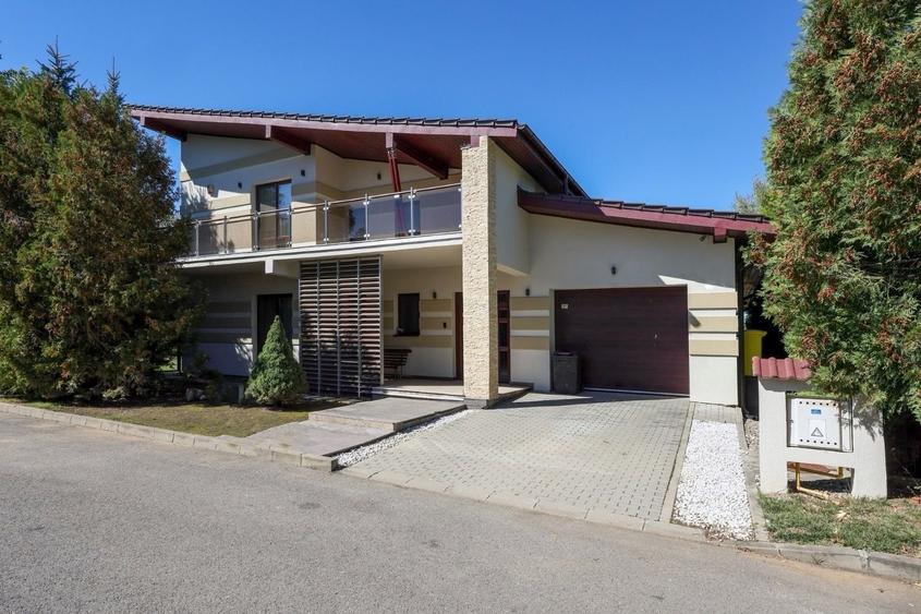Casă individuală cu 6 camere cu Canalizare în Sânpetru
