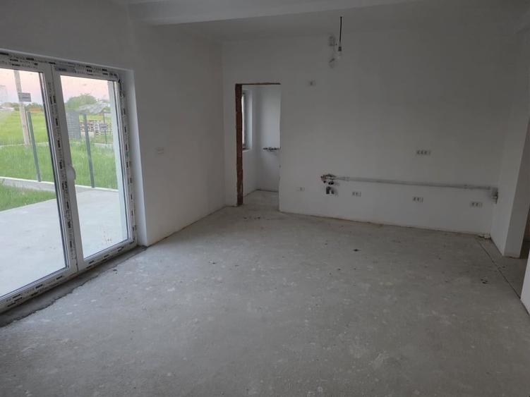 Duplex cu 4 camere cu Canalizare în Giarmata