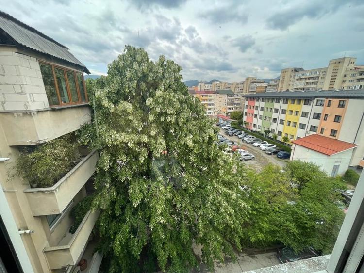 Apartament cu 4 camere decomandat, mobilat în Traian