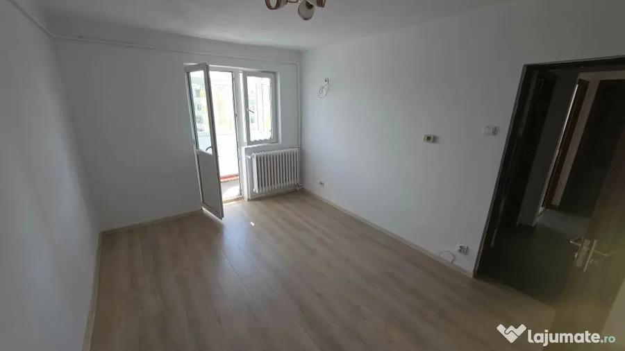 Apartament cu 4 camere decomandat în Hala Centrală