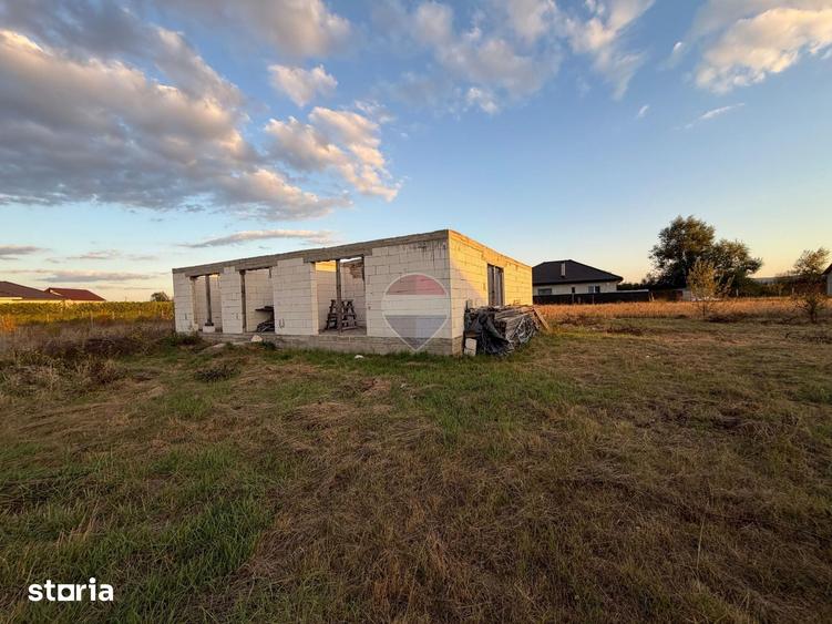 Casă cu 5 camere cu Teren 1141 Mp în Coltău