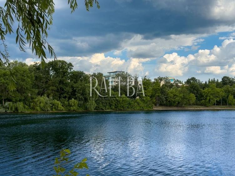 Apartament cu 4 camere semidecomandat, mobilat în Primăverii