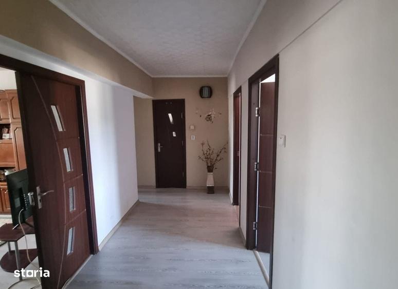 Apartament cu 4 camere decomandat în Nicolina