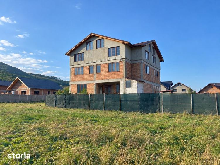 Casă cu 5 camere cu Teren 500 Mp în Central