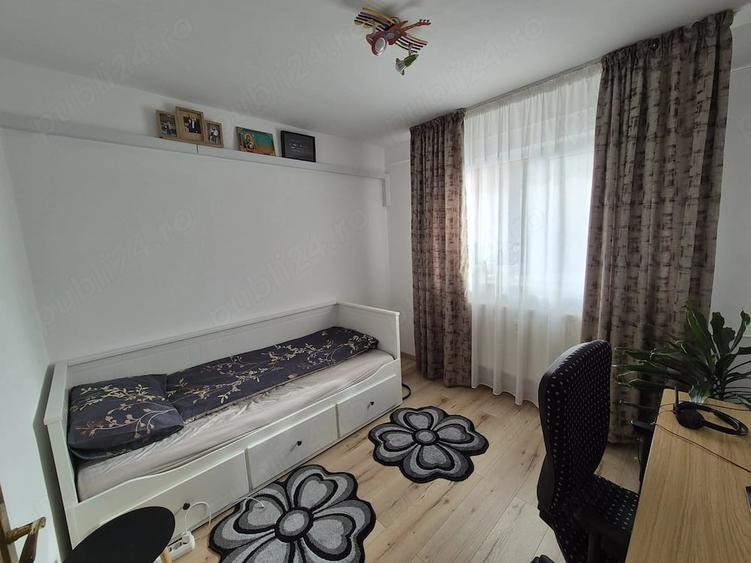 Apartament cu 3 camere semidecomandat, mobilat în Sud