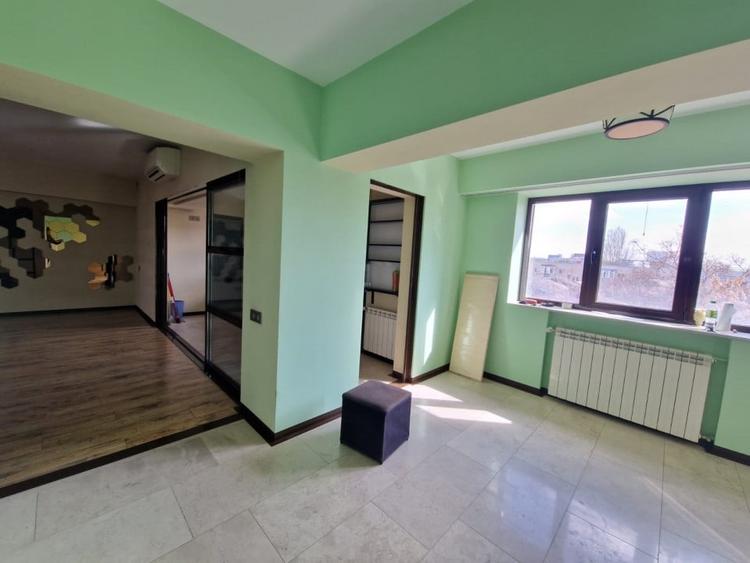 Apartament cu 4 camere decomandat în P-ța Victoriei