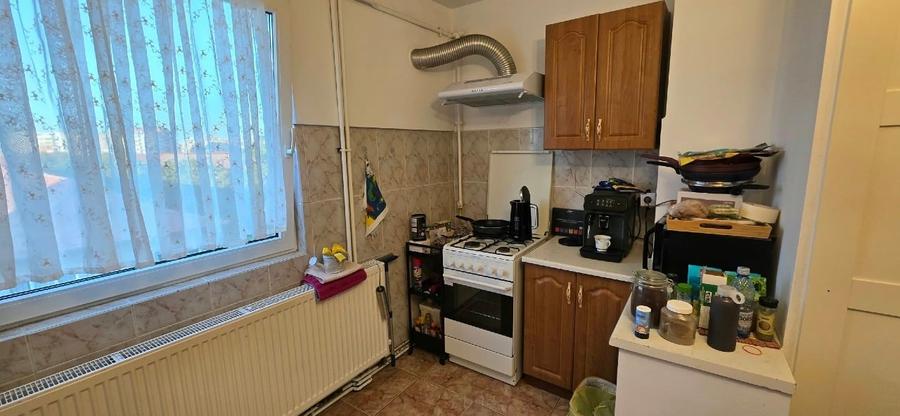 Apartament cu 3 camere semidecomandat, mobilat în Circumvalațiunii