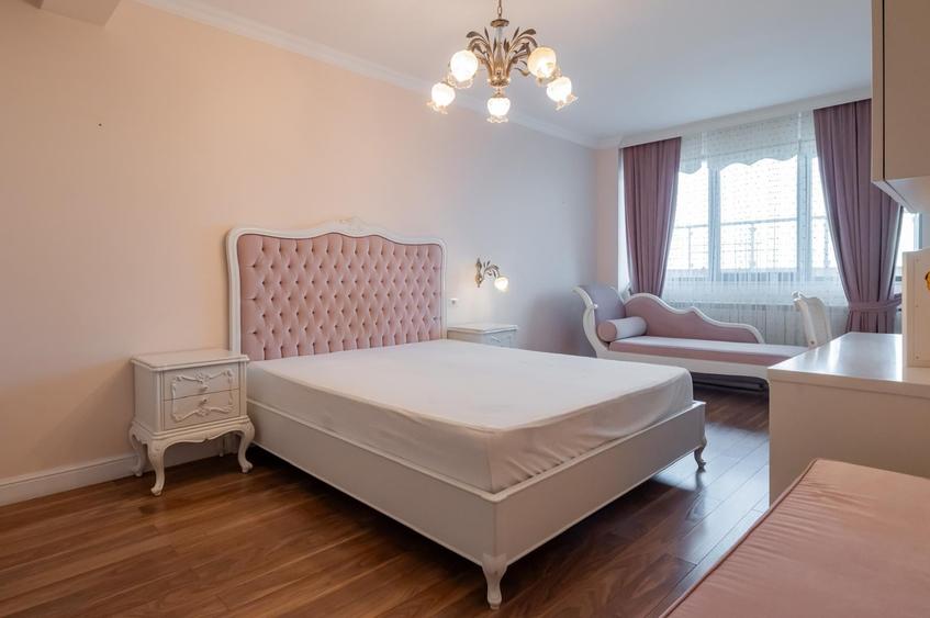 Penthouse cu 5 camere decomandat, mobilat în Central