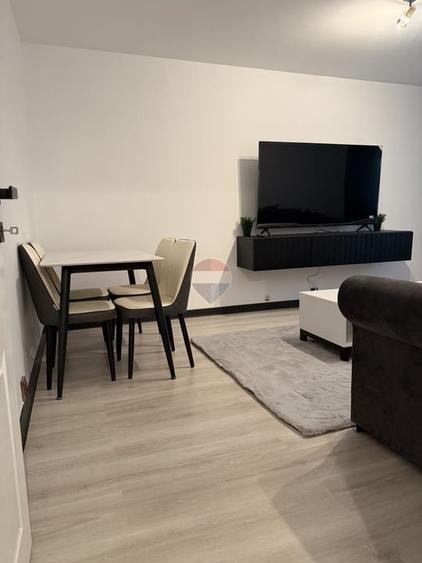 Apartament cu 3 camere decomandat, mobilat în Apusului