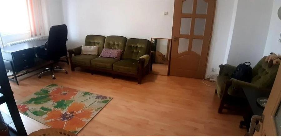Apartament cu 3 camere semidecomandat în Tineretului