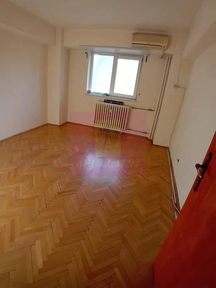 Apartament cu 4 camere decomandat în Libertății