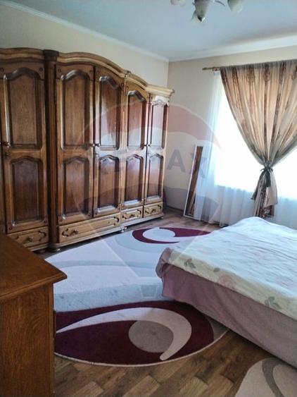Casă individuală cu 6 camere cu Teren 3275 Mp în Periferie