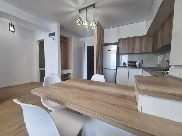Apartament cu 2 camere semidecomandat, mobilat în Regie