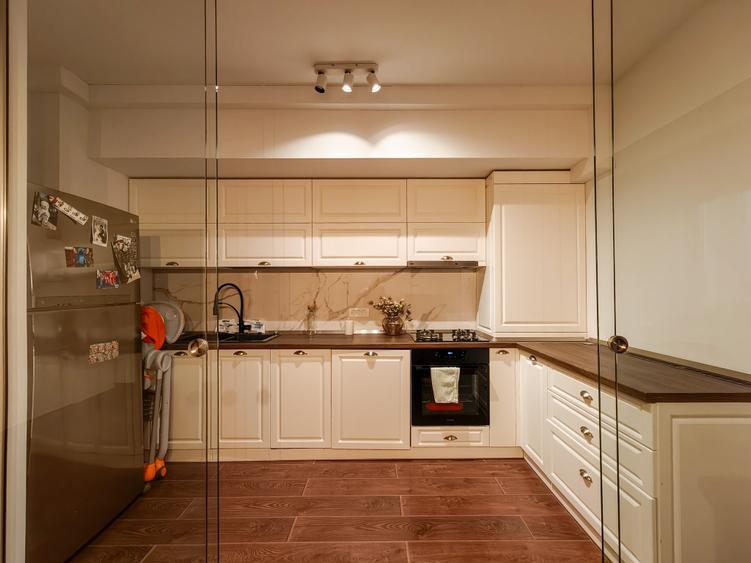 Apartament cu 3 camere decomandat în Uverturii