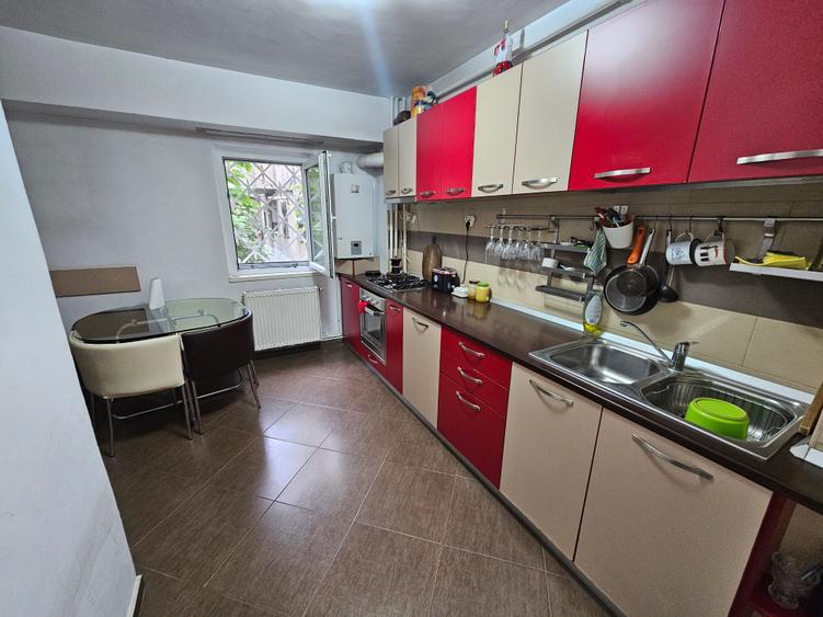 Apartament cu 3 camere semidecomandat în Drumul Sării