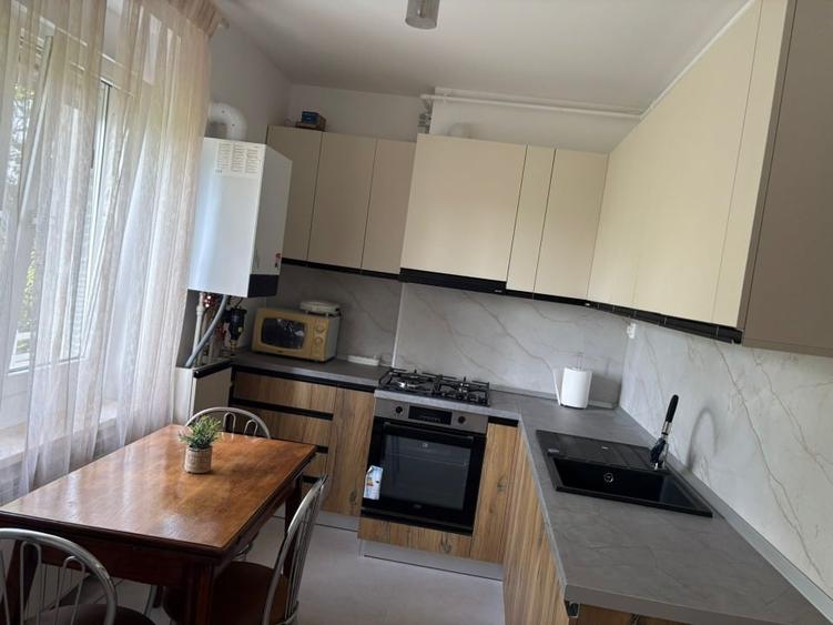 Apartament cu 4 camere semidecomandat, mobilat în Cotroceni