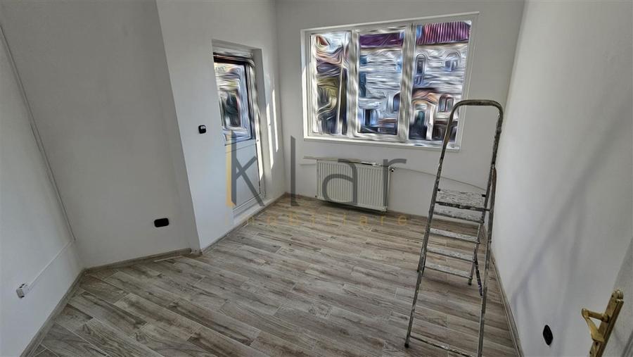 Casă individuală cu 10 camere cu Canalizare în Zorilor
