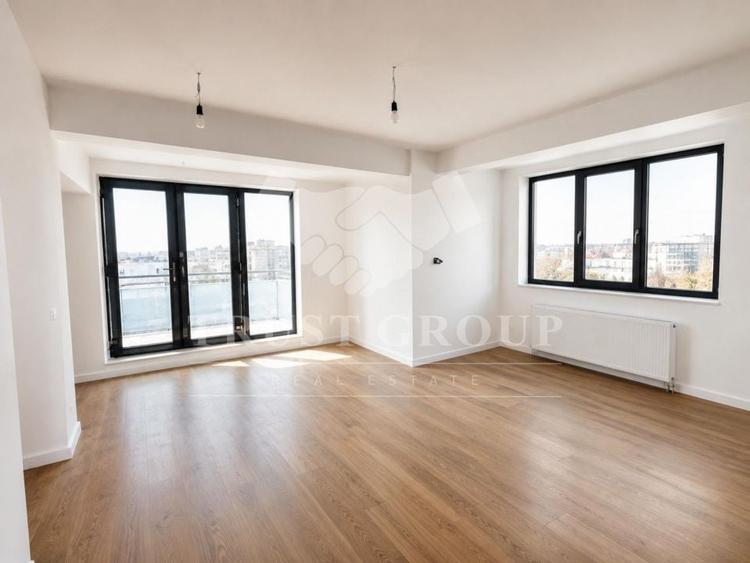 Penthouse cu 3 camere decomandat în Vatra Luminoasă