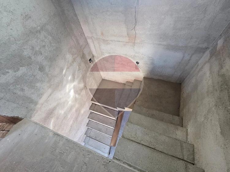 Casă cu 3 camere cu Teren 719 Mp în Central