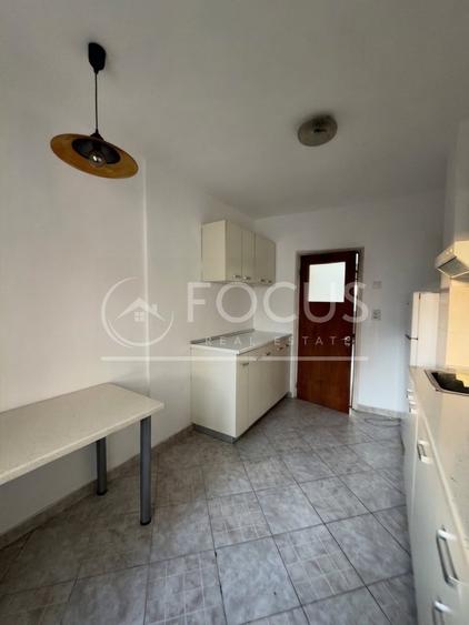 Apartament cu 3 camere semidecomandat, mobilat în Tei