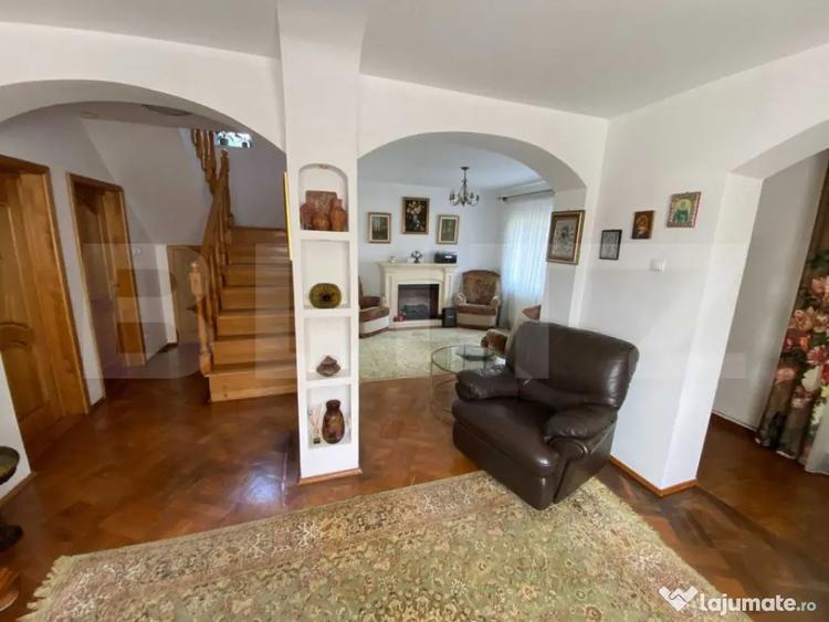 Casă cu 7 camere cu Teren 587 Mp în Valea