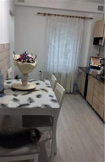 Apartament cu 3 camere semidecomandat în Lipovei