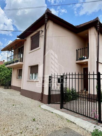 Casă individuală cu 7 camere cu Canalizare în Central