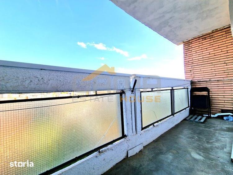 Apartament cu 3 camere decomandat în Polivalentă