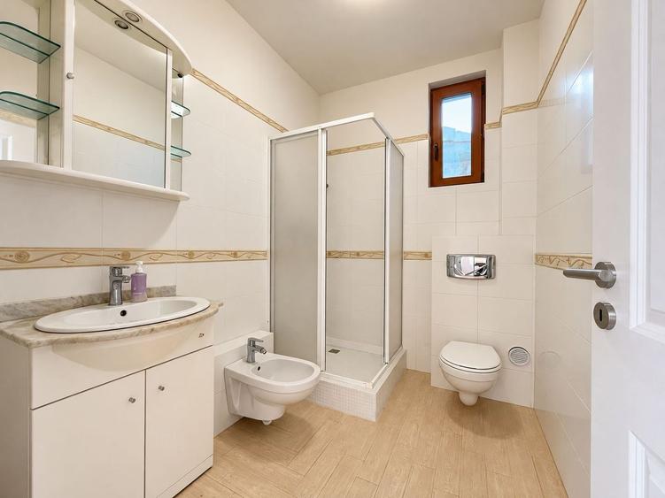 Casă individuală cu 5 camere cu Canalizare în Dumbrăvița