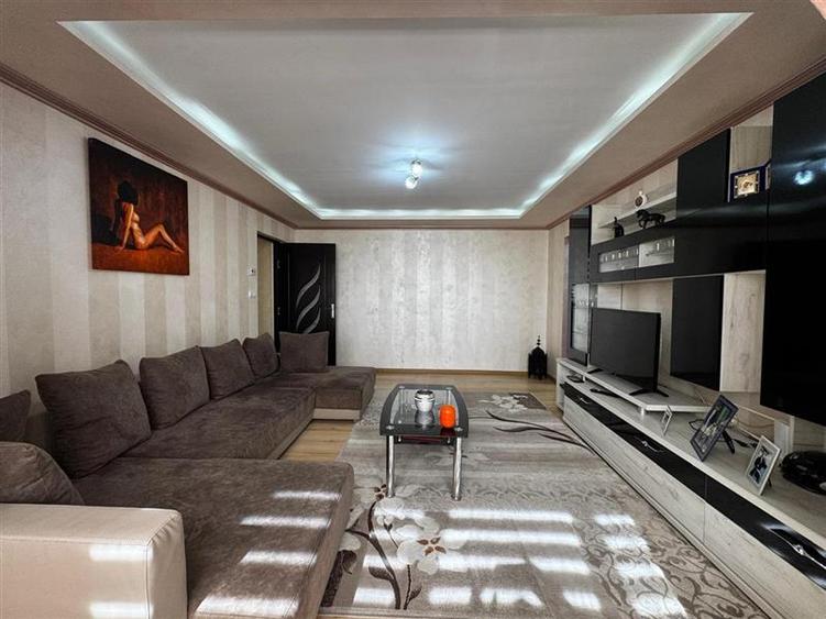 Apartament cu 3 camere, 64 mp, semidecomandat,situat in Campia-Turzii ! - 1