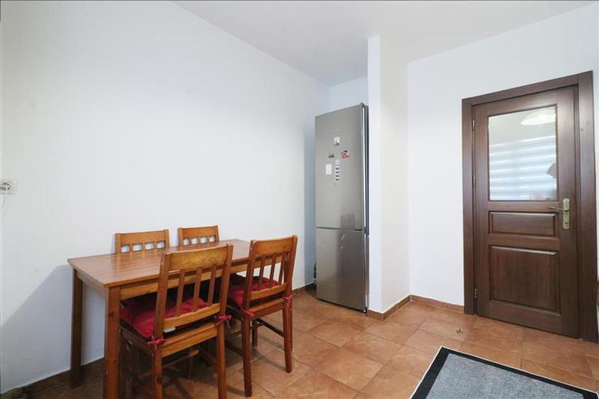 Apartament cu 4 camere semidecomandat în Tătărași
