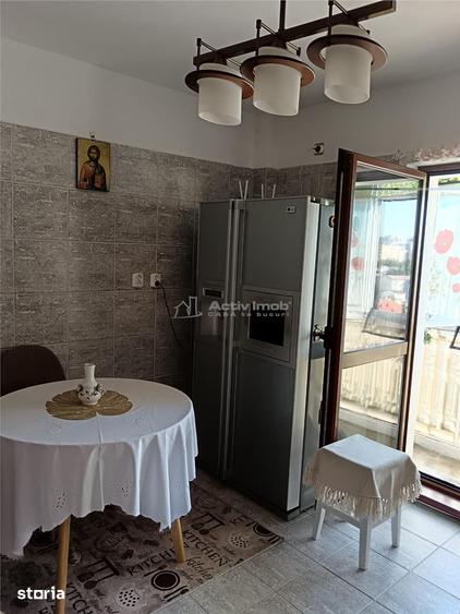 Apartament cu 4 camere, mobilat în Decebal