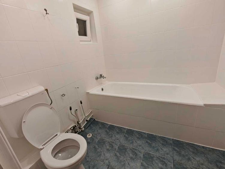 Apartament cu 3 camere semidecomandat în Alexandru Obregia