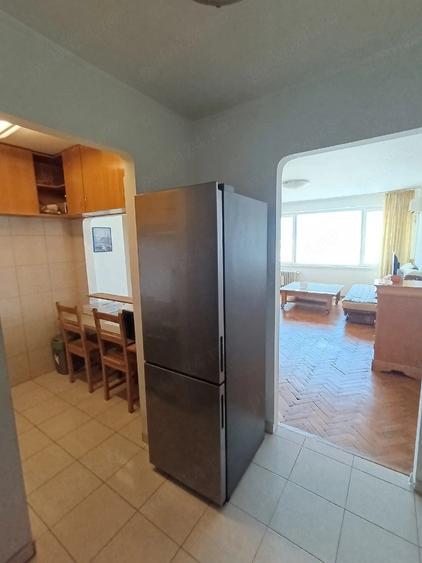 Apartament cu 3 camere semidecomandat în Cișmigiu