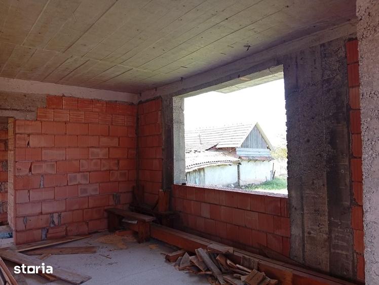 Casă cu 5 camere cu Teren 1660 Mp în Semlac
