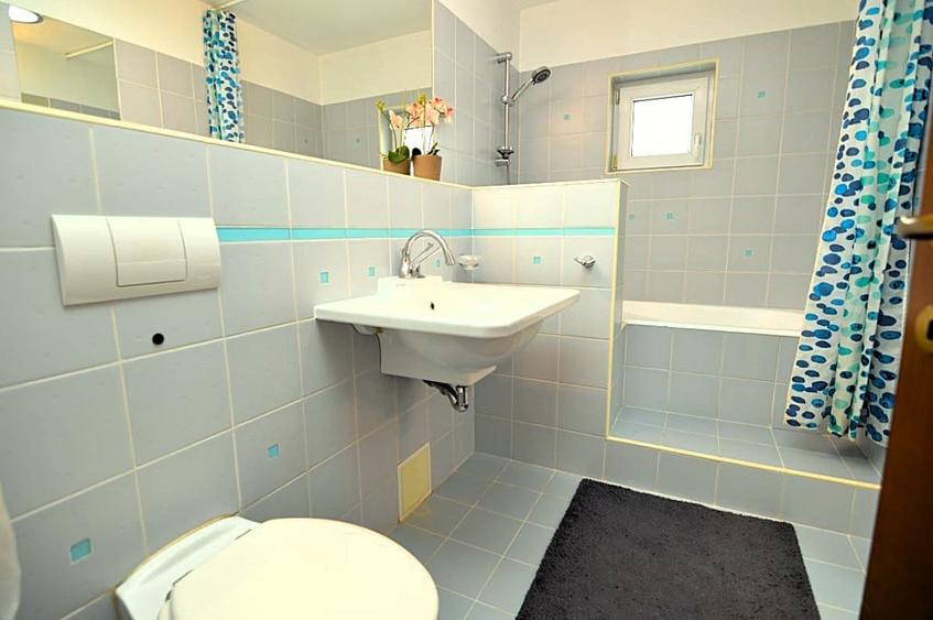Apartament cu 4 camere decomandat, mobilat în Decebal