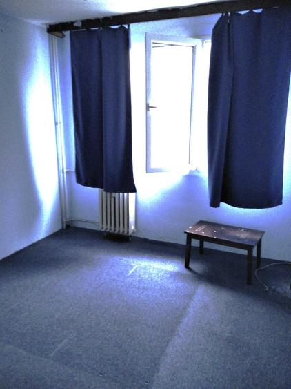 Apartament cu 3 camere semidecomandat în Rahova