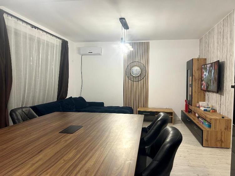 Casă cu 5 camere cu Teren 218 Mp în Prelungirea Ghencea