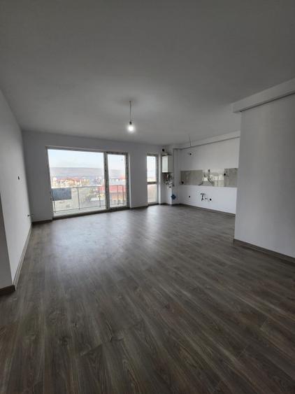 Apartament cu 3 camere semidecomandat în Florești — fotografia 1